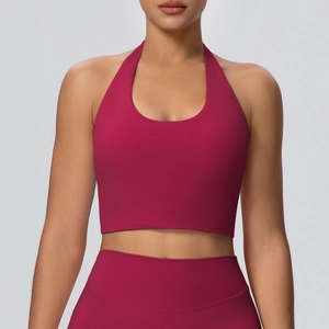 Dettaglio del reggiseno yoga bordeaux con scollo all'americana in tessuto elasticizzato
