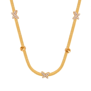 Élégant collier serpent en or 18k avec pendentifs papillons en cristal brillant