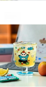 Verre de dessin animé avec base bleue, motifs de panda et boisson fraîche glacée