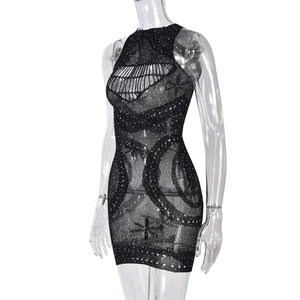 Détail de la robe moulante en tulle noir avec strass brillants et design sans manches