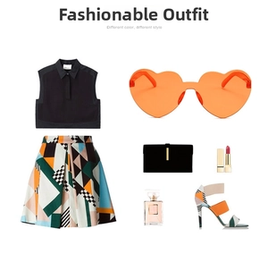 Tenue de mode avec lunettes de soleil orange en forme de cœur et jupe à motif géométrique