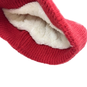 Berretto rosso in maglia da donna con calda fodera in pile bianco sporco e trama