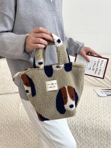 Sac à main en peluche beige avec motif chien de dessin animé et étiquette pour l'hiver