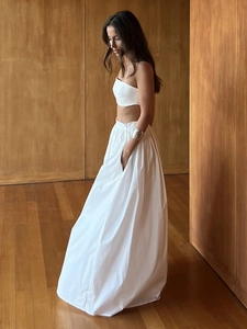 Détail latéral de l'ensemble caraco en coton blanc et jupe longue taille haute