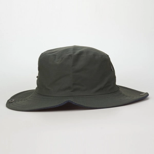 Détail d'un chapeau bob vert armée montrant les évents en métal et le tissu canevas