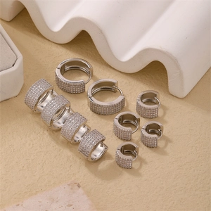 Boucles d'Oreilles Créoles Minimalistes en Cuivre Zirconia Plaqué Argent Micro Pave Rondes Géométriques Huggie Pour Femmes Bijoux