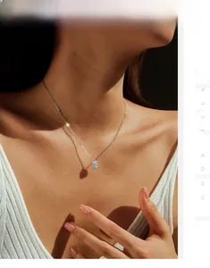 Dettaglio del ciondolo ovale in moissanite blu con montatura halo su catena in argento