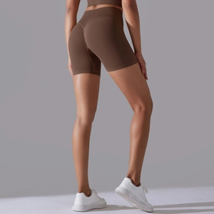 Vue détaillée du short de sport taille haute sans couture avec effet push-up en marron foncé