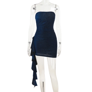 Détail de la robe moulante à paillettes bleu marine avec volant latéral et bustier