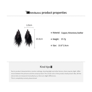 Dimensions détaillées des boucles d'oreilles pompons plumes noires avec strass et cuivre