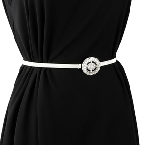 Détail de la chaîne de taille élastique argentée avec strass brillants sur robe noire