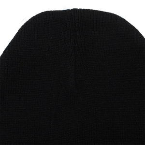 Dettaglio della cucitura superiore e della trama a maglia fine di questo berretto nero