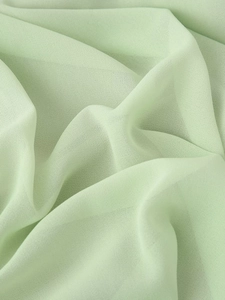Nahaufnahme der grünen Chiffon-Textur mit weichen Falten und leichtem Material