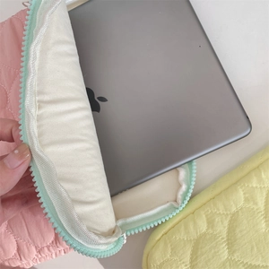 Detalle de funda acolchada de corazones con tableta insertada para comprobación