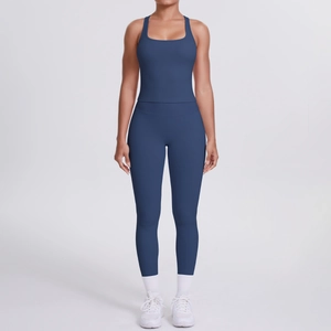 Détail d'un ensemble de sport bleu foncé avec brassière dos nageur et legging yoga