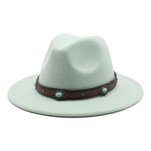Détail d'un chapeau fedora en laine vert menthe avec ceinture en cuir et clous turquoise
