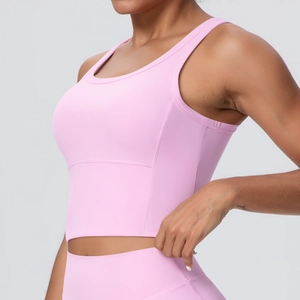 Nahaufnahme von rosa Yoga-Sport-BH mit U-Ausschnitt-Design und flachen Nahtdetails