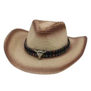 Chapeau de cowboy en paille à larges bords, ruban ethnique coloré et ornement de crâne de taureau