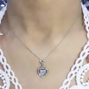 Funkelnde Halskette mit doppeltem Herzanhänger und Zirkonia für elegante Bräute