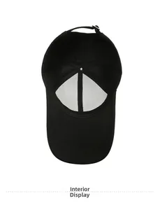 Dettaglio interno del cappellino nero con cuciture interne e fibbia in metallo regolabile