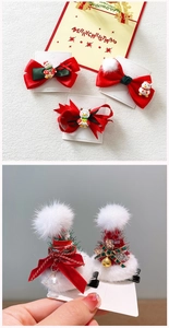 Nahaufnahme von Weihnachts-Haarspangen mit Plüschbommeln und festlichen Schneemann-Motiven