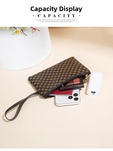Vista macro della capacità della pochette marrone con telefono e trucchi all'interno