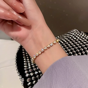Elegant gold-plated bracelet with sparkling teardrop zircons and adjustable pull chain style