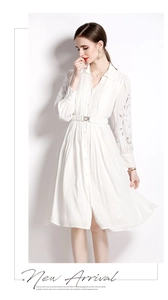 Détail d'une élégante robe blanche à manches longues avec broderie creuse et taille plissée