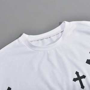 Dettaglio del girocollo e della stampa a croce su questo crop top bianco a maniche corte