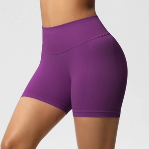 Détail du short de fitness violet sans couture à taille haute avec texture côtelée et galbant