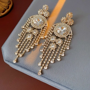 Orecchini vintage dorati con cristalli rotondi e lunghe nappine di strass lucidi