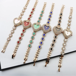 Montres à quartz élégantes en forme de cœur pour femmes avec bracelets dorés à strass