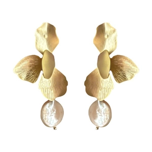Baroque pearl drop earrings in gold textured metal with elegant pink tones