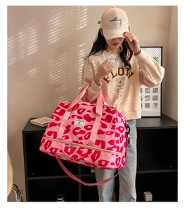 Détail du sac de yoga imprimé léopard rose avec compartiment séparé sec et humide