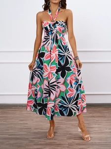 Détail de la robe longue à fleurs avec licou et taille haute en tissu mousseline fluide