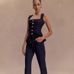 Ensemble en jean pour femme avec haut sans manches à boutons dorés et pantalon droit assorti