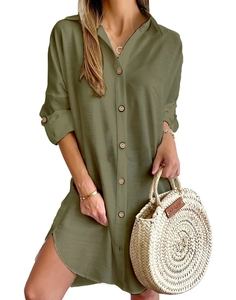 Detail van een olijfgroene shirtjurk met lange mouwen, knoopsluiting en crêpestof textuur
