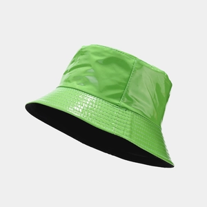 Dettaglio del cappello alla pescatora in ecopelle verde brillante con cuciture