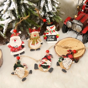Set di decorazioni natalizie in legno con gnomi e renne su sfondo in peluche bianco