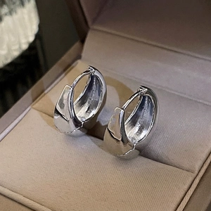 Minimalist 925 sterling silver chunky hoop earrings displayed in a velvet jewelry box