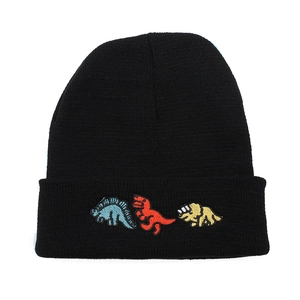 Detailansicht der schwarzen Strickmütze mit drei bunten Dinosaurier-Stickereien für Damen
