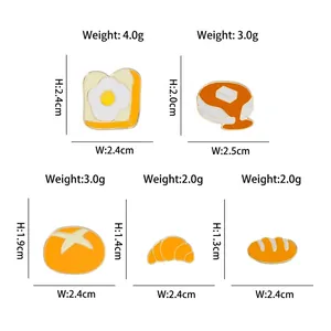 Lot de pins émaillés en forme de pain et croissant avec guide des tailles détaillé