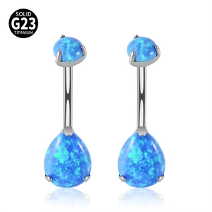 Dettaglio del piercing all'ombelico in titanio G23 con opale blu a forma di goccia