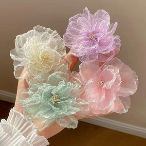 Pinces à cheveux fleurs en mousseline crème, violette, menthe et rose avec mesh scintillant