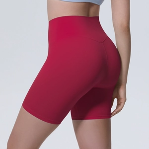 Détail du short de yoga rouge foncé à taille haute avec couture effet push-up fessier
