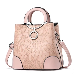 Elegante borsa a secchiello rosa con rilievo floreale, manico in metallo e tracolla