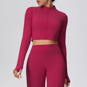 Detail der Daumenloch-Bündchen an einer bauchfreien Yoga-Jacke mit Reißverschluss
