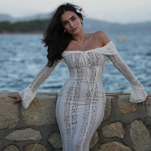 Dettagli dell'abito in pizzo bianco con design a spalle scoperte e maniche lunghe a campana