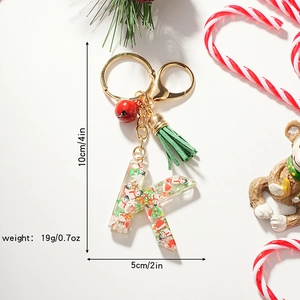 Porte-clés lettre K de Noël en résine avec bonhomme de neige, pompon vert et clochette rouge