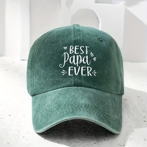 Dettaglio del ricamo bianco 'BEST PAPA EVER' su un cappello in cotone lavato verde scuro